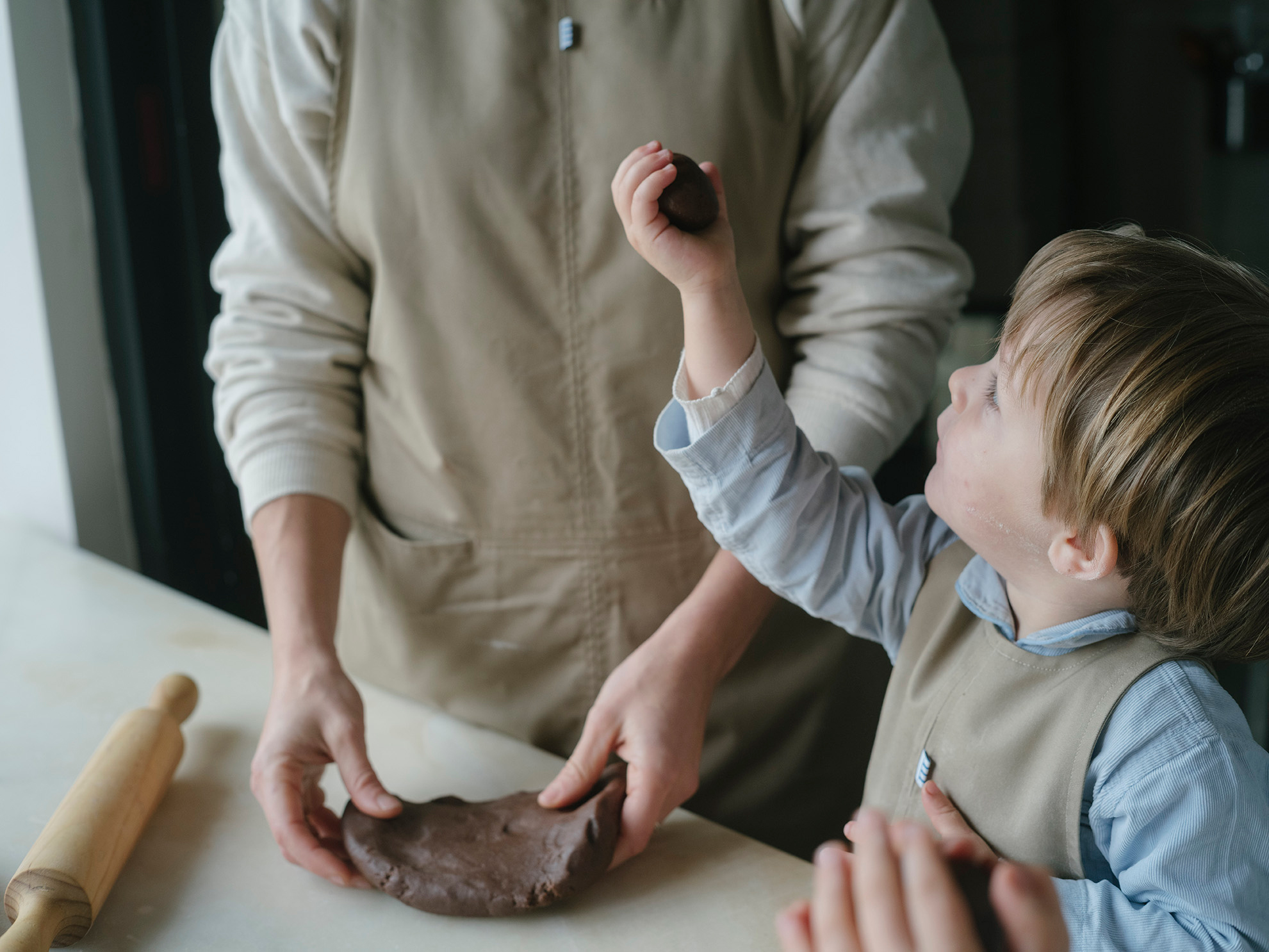 Bastidaforwork_workwear_uniforme_sustainable_obu_kids_apron_caramel_4